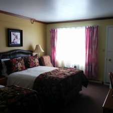 Hotel Motel Le Château | 3423 Rue Laval, Lac-Mégantic, QC G6B 1A5, Canada