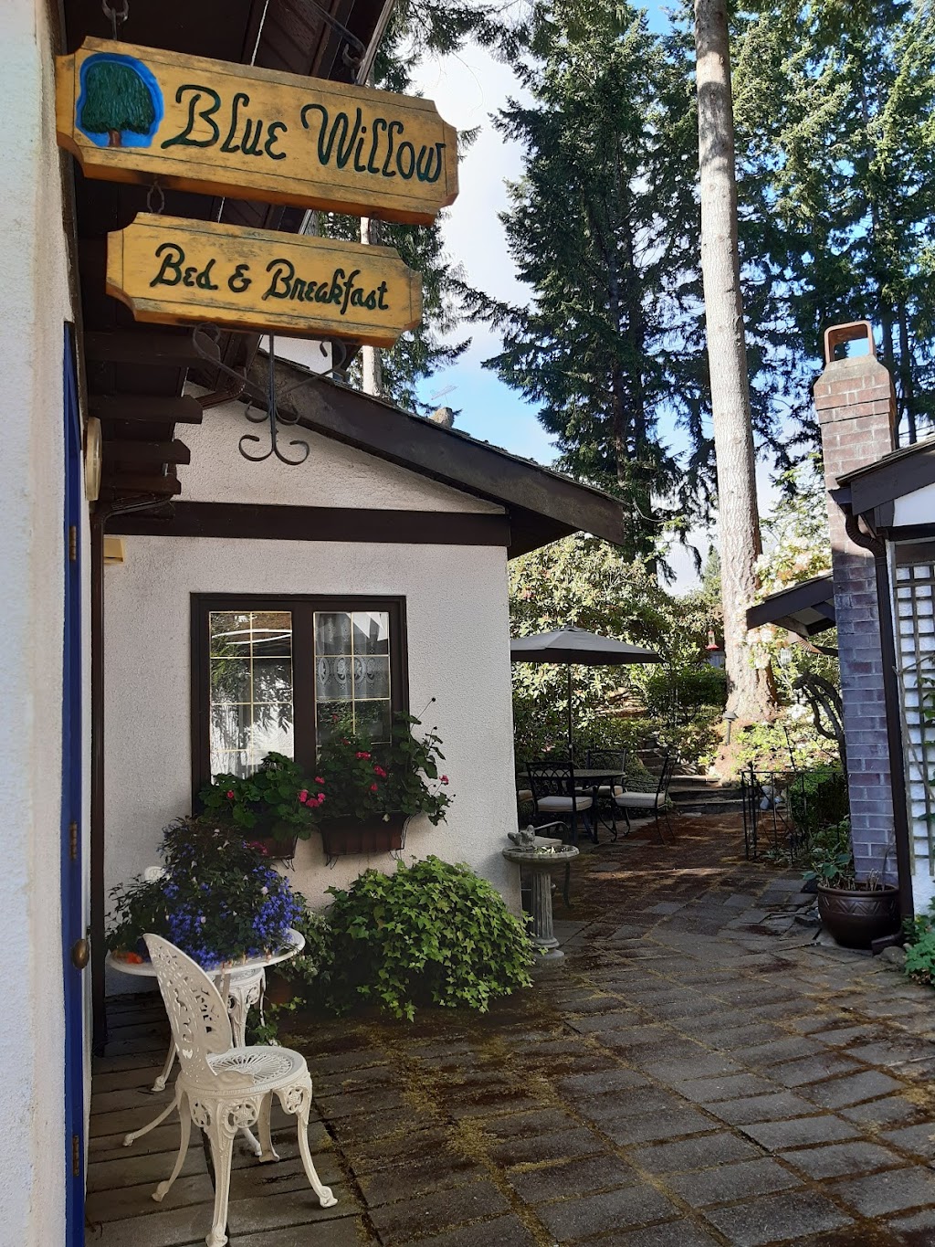 Blue Willow Guest House | 524 Quatna Rd, Qualicum Beach, BC V9K 1B4, Canada | Phone: (250) 752-9052