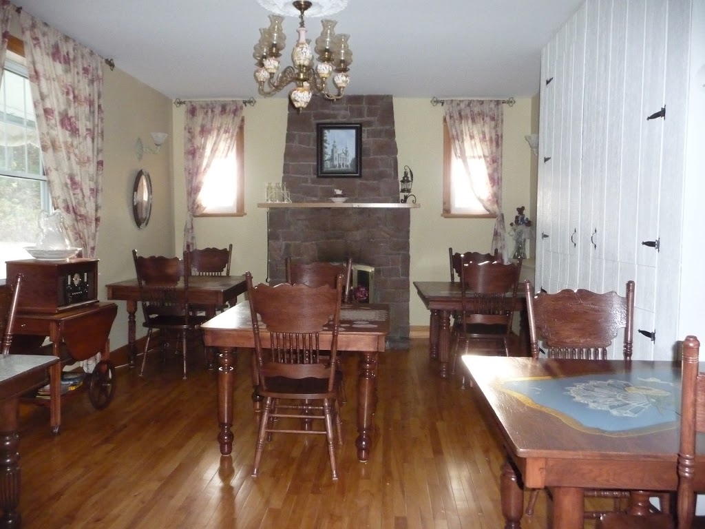 Auberge de la Gare | 1694 Chemin Pierre Péladeau, Sainte-Adèle, QC J8B 1C1, Canada | Phone: (450) 228-3140