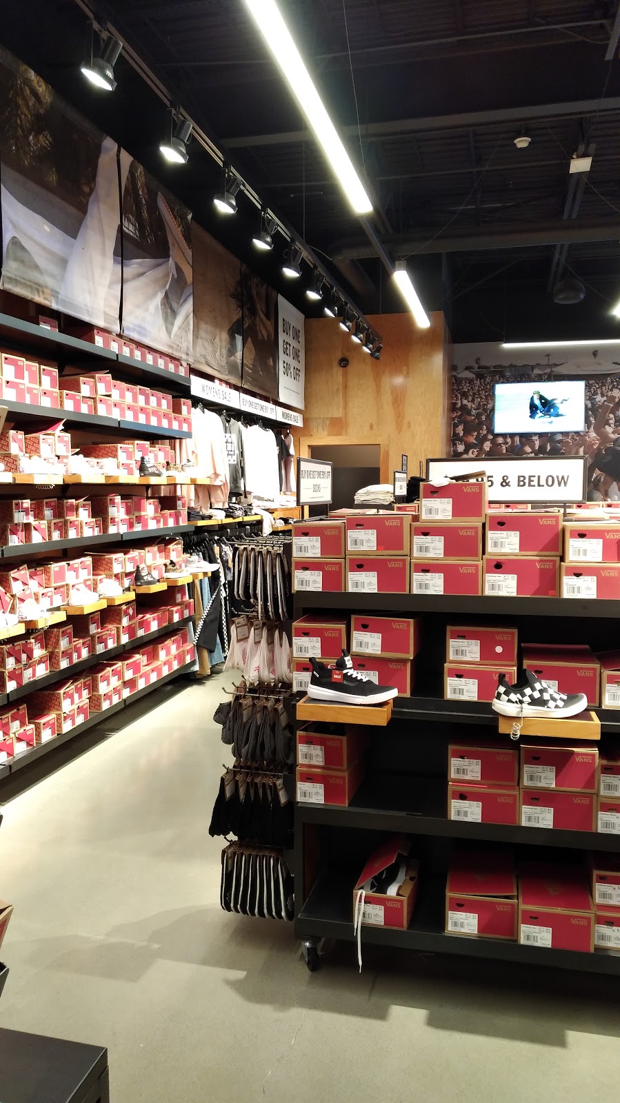 Vans | 7899 Templeton Station Rd, Richmond, BC V7B 0B7, Canada | Phone: (604) 273-3430