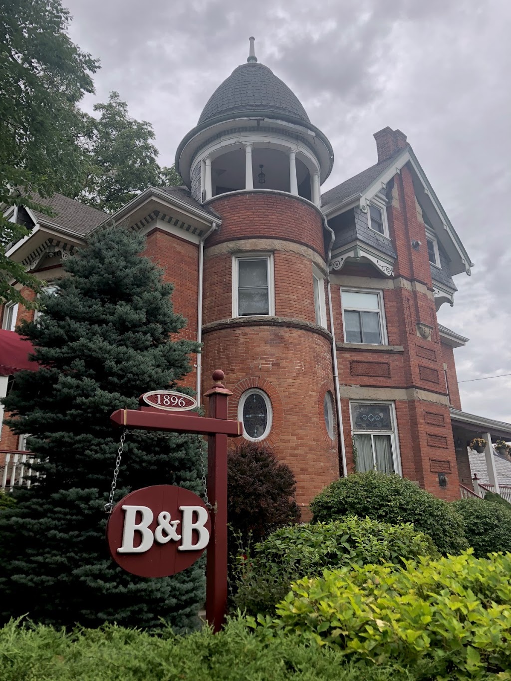 Duchess of Wellington B & B | 320 Wellington St W, Chatham, ON N7M 1K1, Canada | Phone: (519) 351-3126