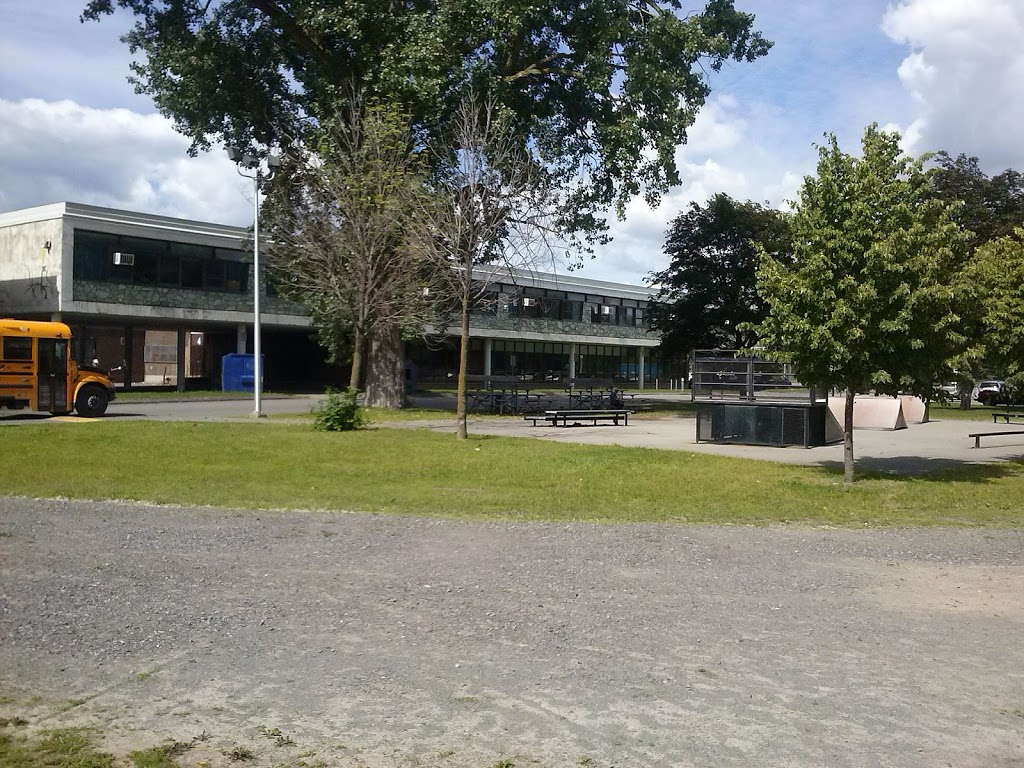 École Saint-Maxime | 3680 Boulevard Lévesque O, Laval, QC H7V 1E8, Canada | Phone: (450) 662-7000