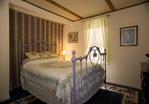 The Bluff Bed & Breakfast | 13390 Paradise Park Rd, Henderson Harbor, NY 13651, USA | Phone: (315) 486-3220