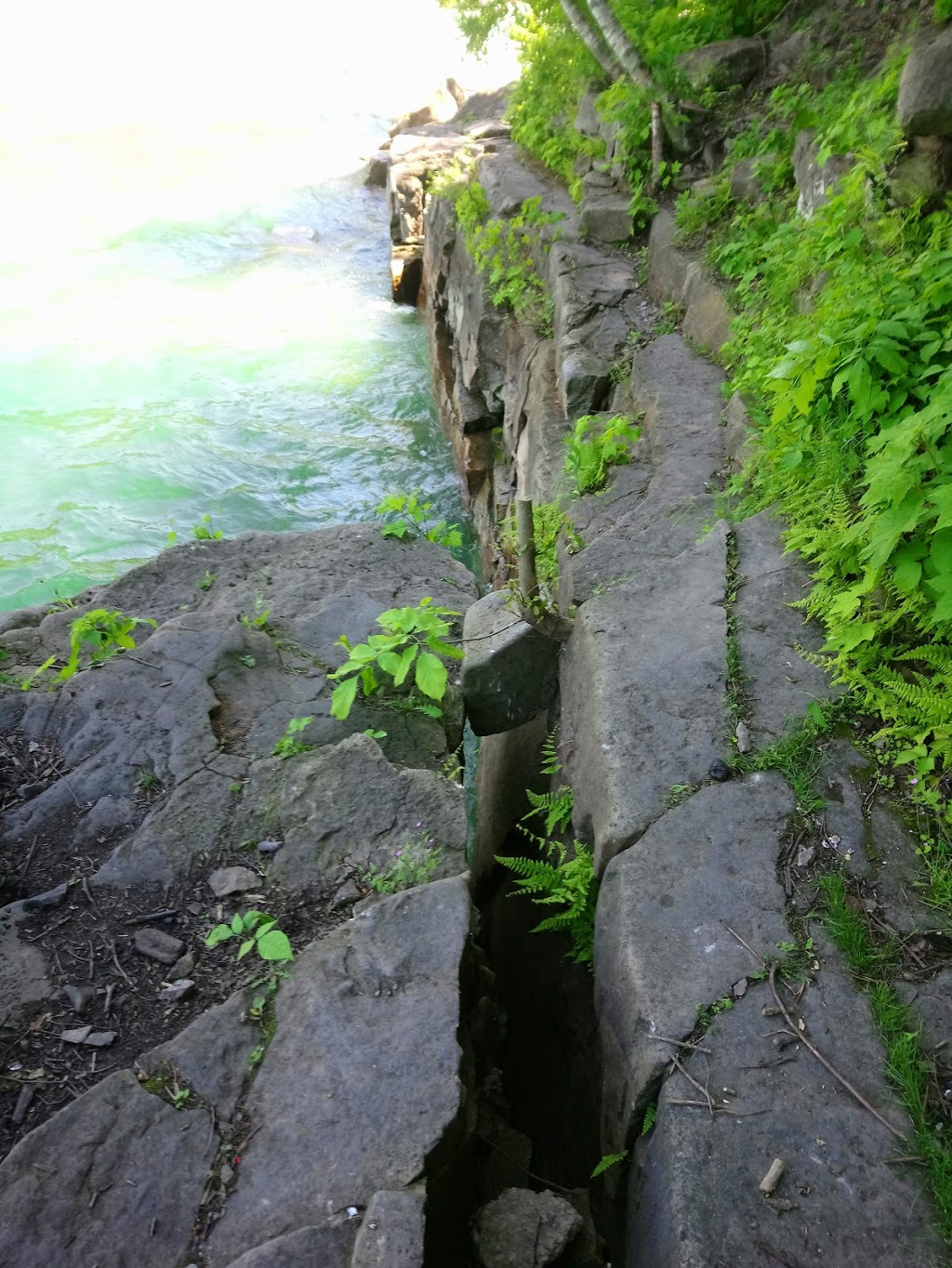 Niagara River Rock | 3850 Niagara Pkwy, Niagara Falls, ON L2E 3E8, Canada