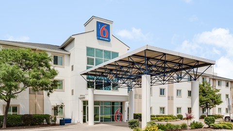 Motel 6 Toronto - Brampton | 160 Steelwell Rd, Brampton, ON L6T 5T3, Canada | Phone: (905) 451-3313