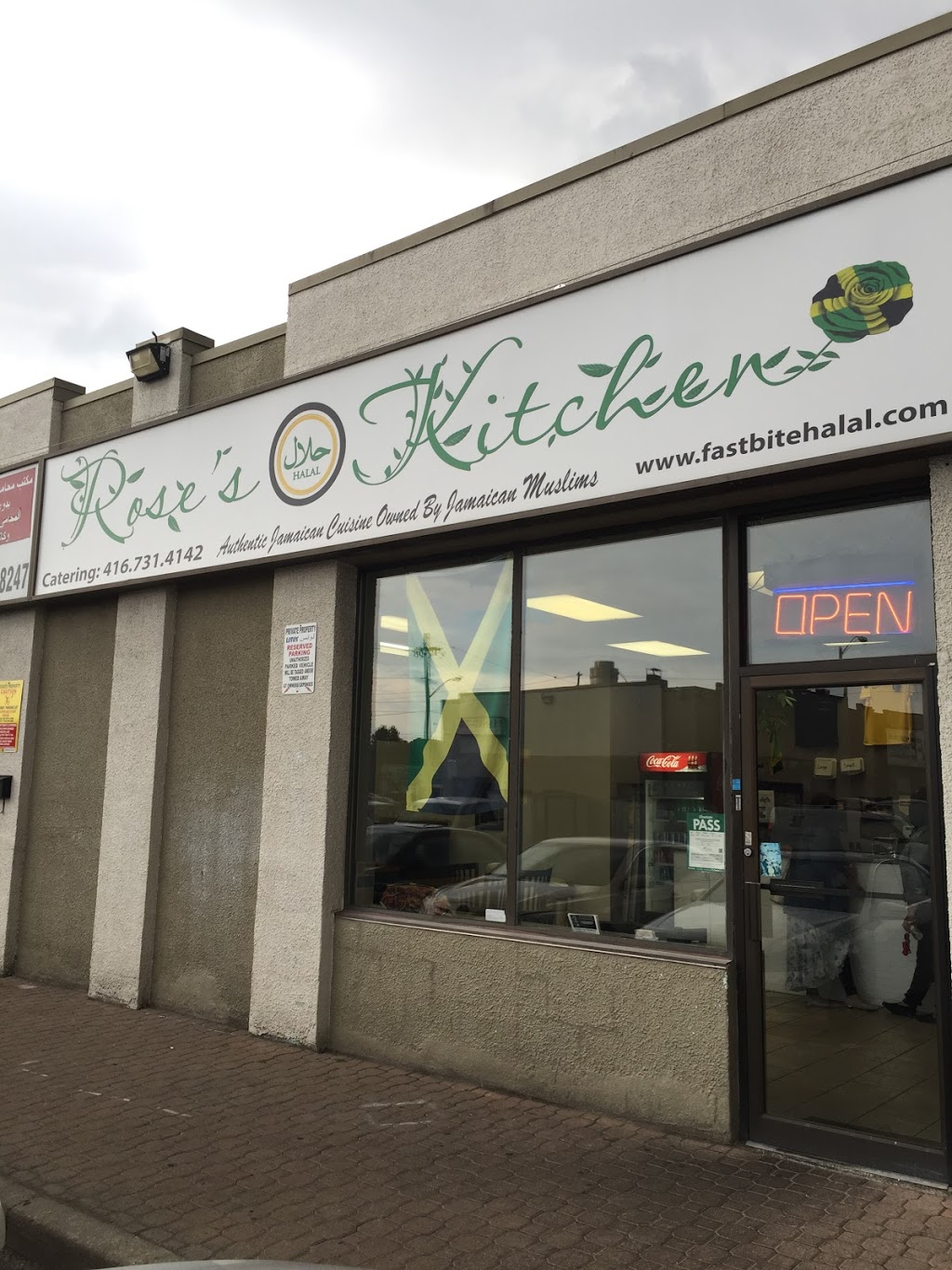 Roses Halal Kitchen | 1960 Lawrence Ave E, Scarborough, ON M1R 2Z1, Canada | Phone: (416) 546-5375