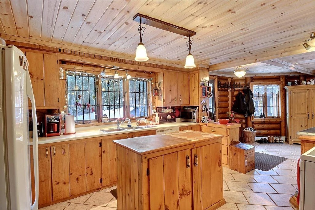 Log cottage of lake Marielle | 99 Chemin de Harrington, Grenville-sur-la-Rouge, QC J0V 1B0, Canada | Phone: (438) 500-9801