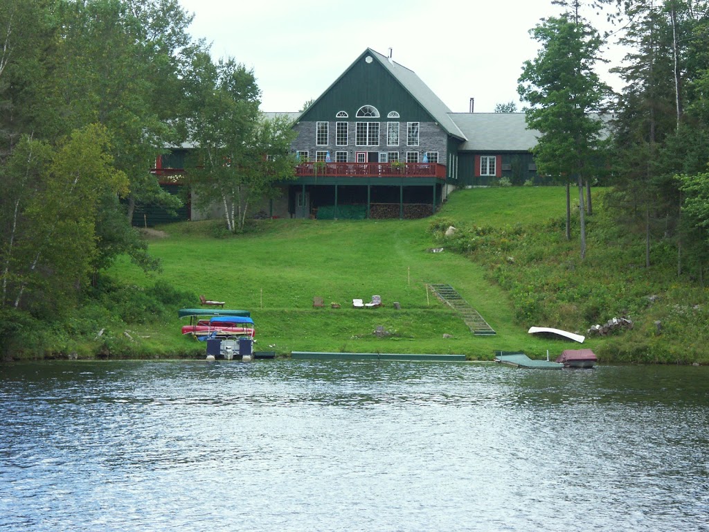 Auberge des Deux Rives | 339 chemin du Lac Ste-Marie Kazabazua, Lac-Sainte-Marie, QC J0X 1Z0, Canada | Phone: (819) 467-3797