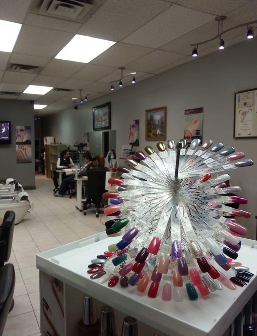 Maggies Hair And Nails | 613 Lakeshore Rd E, Mississauga, ON L5G 1H9, Canada | Phone: (905) 271-5403