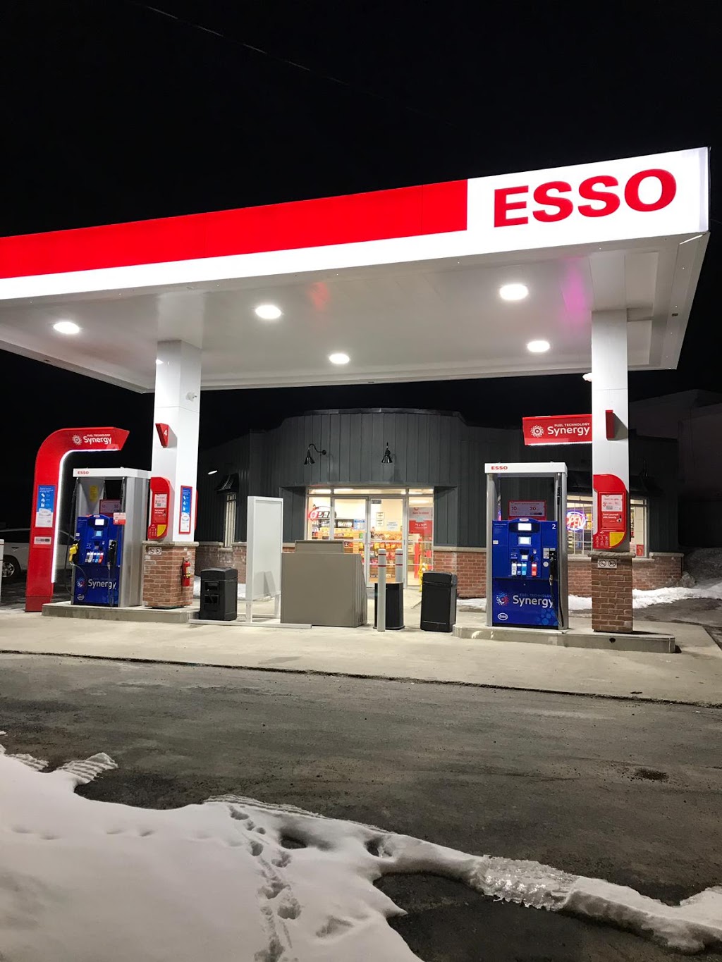 Esso | 1716 Central St, Claremont, ON L1V 1B3, Canada | Phone: (905) 649-5455