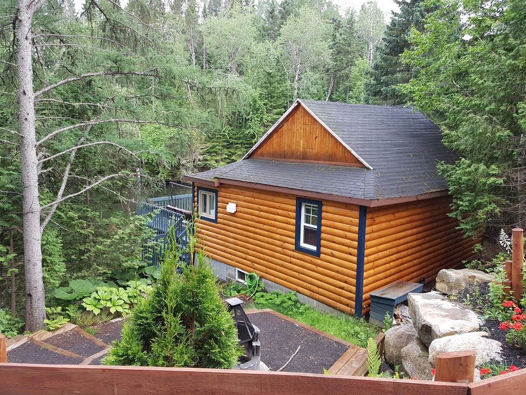 chalets aux trois petit cochon | 256 rang 4 centre, Route du Rang 4, Saint-Hilarion, QC G0A 1L0, Canada | Phone: (418) 435-7403