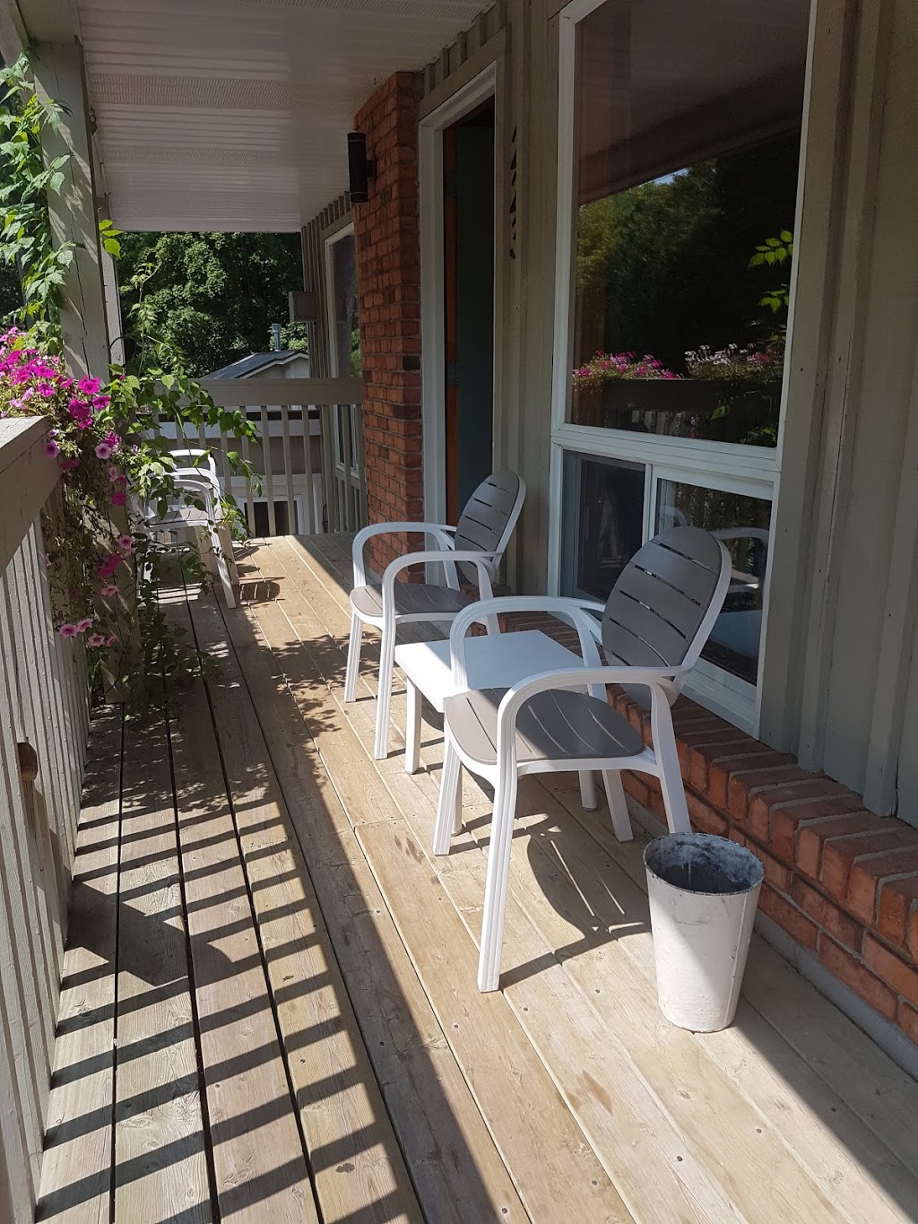 Blue Water Motel | 121 Ontario St S, Grand Bend, ON N0M 1T0, Canada | Phone: (519) 238-2014