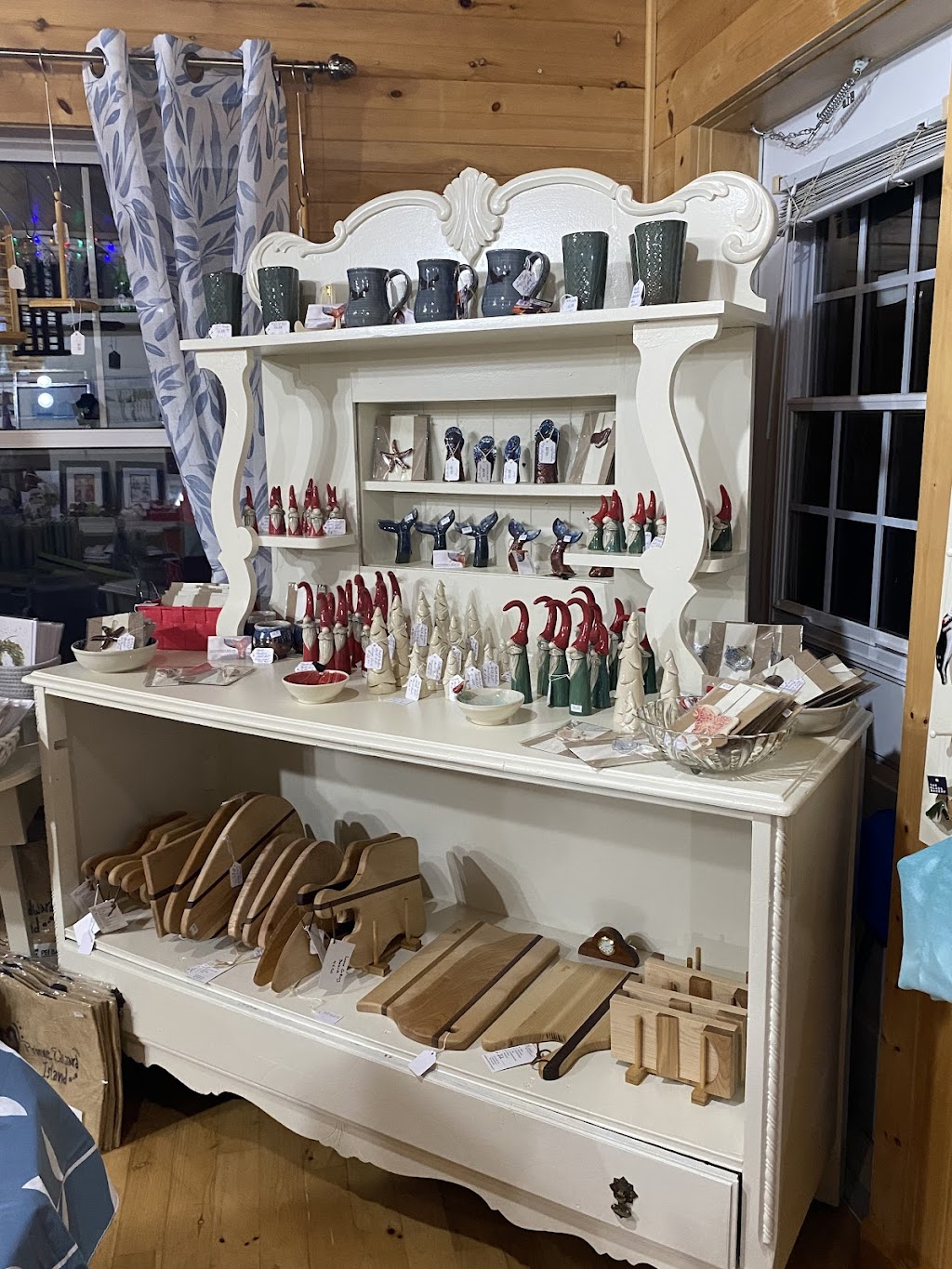 Moonlight Bay Craft Shop | 5599 St Peters Rd, Saint Peters Bay, PE C0A 2A0, Canada | Phone: (902) 218-2404