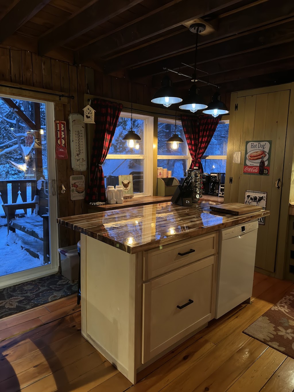 Chalet La Petite Campagne | 1170 Chem. du Lac Beaulne, Chertsey, QC J0K 3K0, Canada | Phone: (514) 946-0031