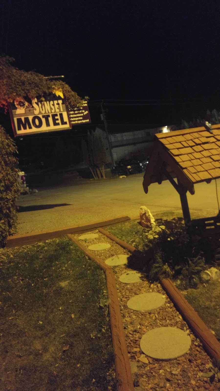 Sunset Motel | 4883 McKay St, Radium Hot Springs, BC V0A 1M0, Canada | Phone: (250) 347-0021