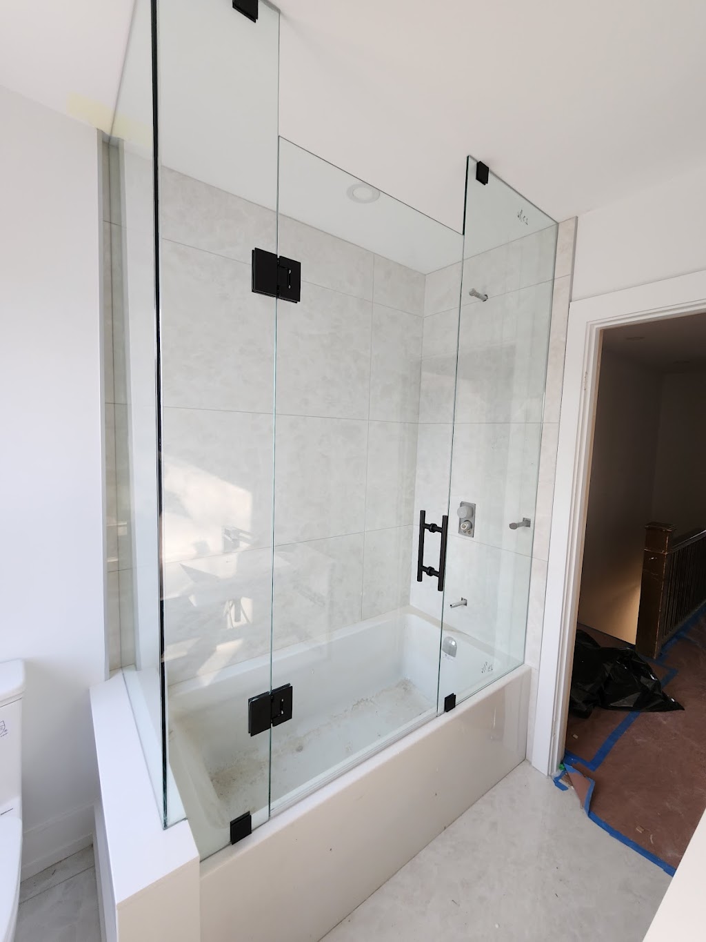 Dinas glass & mirrors inc | 5196 ON-3, Simcoe, ON N3Y 4K4, Canada | Phone: (647) 535-5984