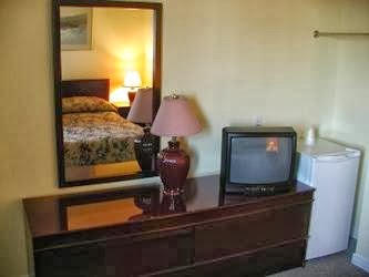 A-1 Motel | 7895 Lundys Lane, Niagara Falls, ON L2H 1H3, Canada | Phone: (905) 354-6038