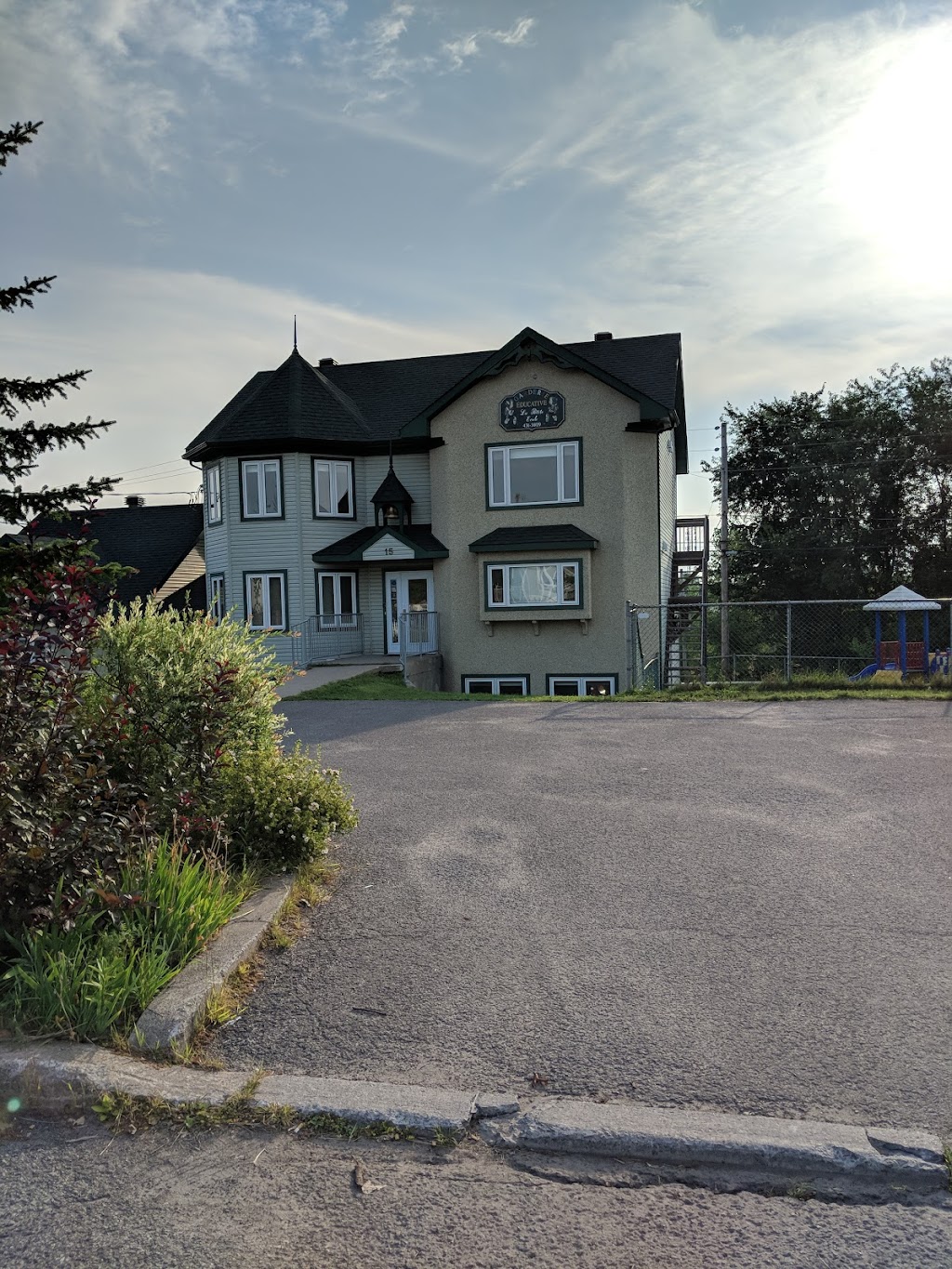 Garderie Educative La Petite Ecole | 15 Pl. Châteaumont, Saint-Jérôme, QC J5L 1H6, Canada | Phone: (450) 431-3809