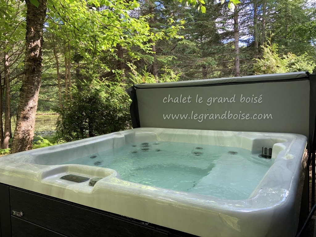 Chalet le grand boisé | 3140 Chemin des Monts, Chertsey, QC J0K 3K0, Canada | Phone: (514) 571-9644