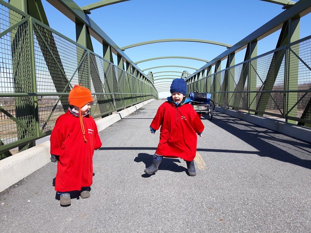 Passerelle vélo piste cyclable | Autoroute de lAcier, Beauharnois, QC J6N 3B8, Canada