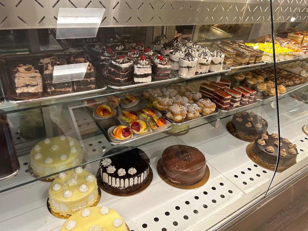 Patisserie Lasalle | 8170 Bd Newman, LaSalle, QC H8N 1X9, Canada | Phone: (514) 365-4334