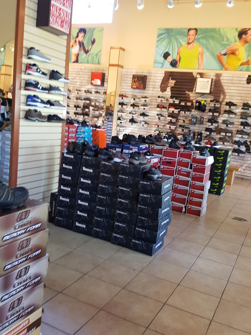 Chaussures Pop | 1200 Rue Édouard Dufour, Plessisville, QC G6L 5S2, Canada | Phone: (819) 362-9341