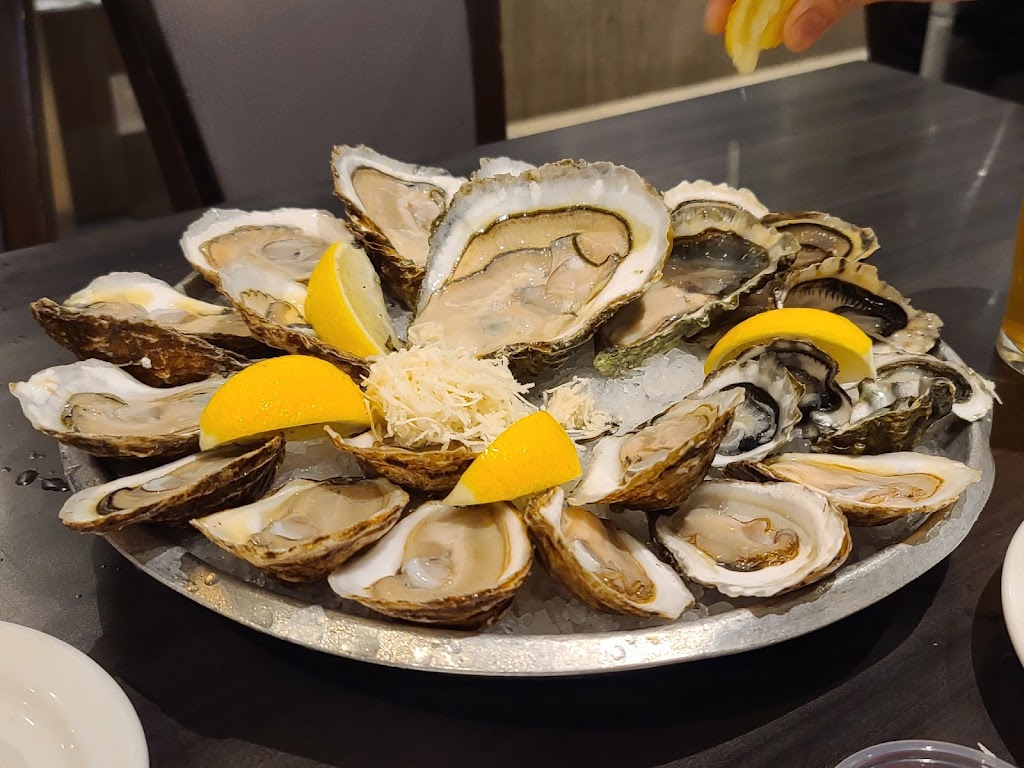 Dianas Oyster Bar and Grill | 2105 Lawrence Ave E, Scarborough, ON M1R 2Z4, Canada | Phone: (416) 288-1588