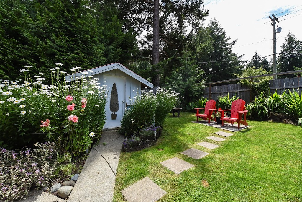 Redroof Inn Cottage | 1157 Lazo Rd, Comox, BC V9M 3W3, Canada | Phone: (250) 792-1042