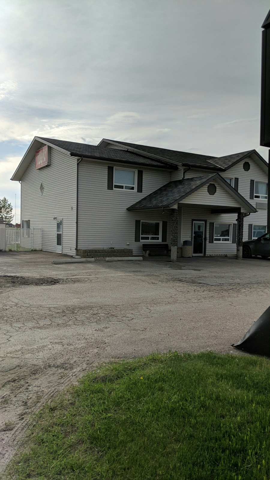 Crossfield Country Inn | 806 Laut Ave, Crossfield, AB T0M 0S0, Canada | Phone: (403) 946-9900