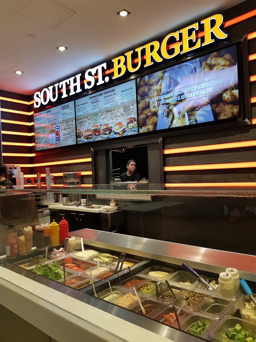 South St. Burger | 55 Avenue Rd f02, Toronto, ON M5R 3L2, Canada | Phone: (647) 350-0521