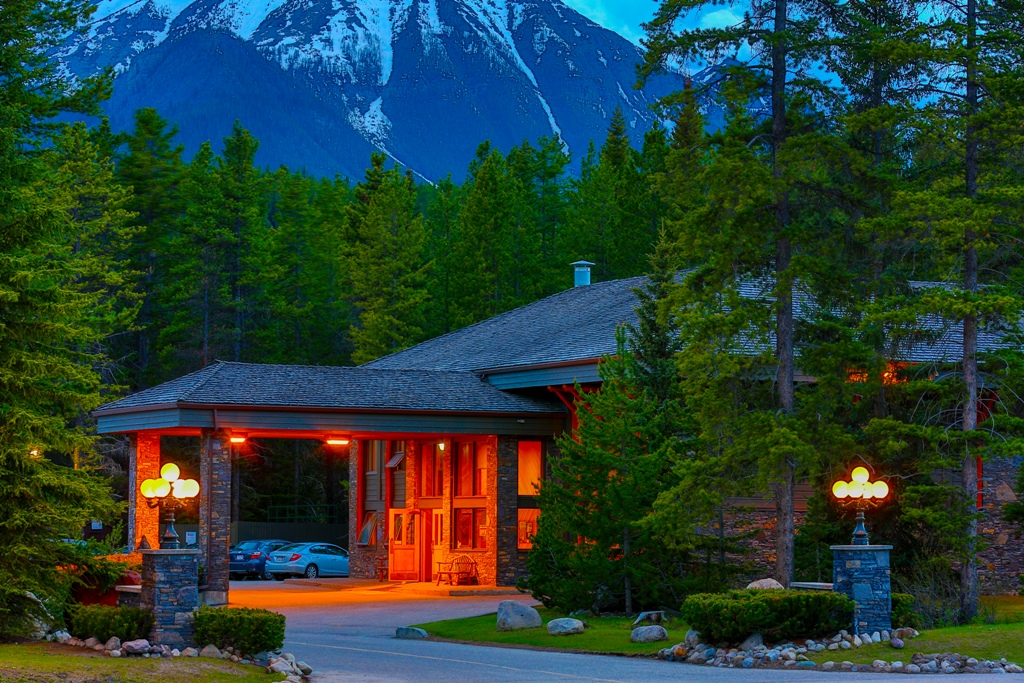 Mountaineer Lodge | 101 Village Rd, Lake Louise, AB T0L 1E0, Canada | Phone: (403) 522-3844