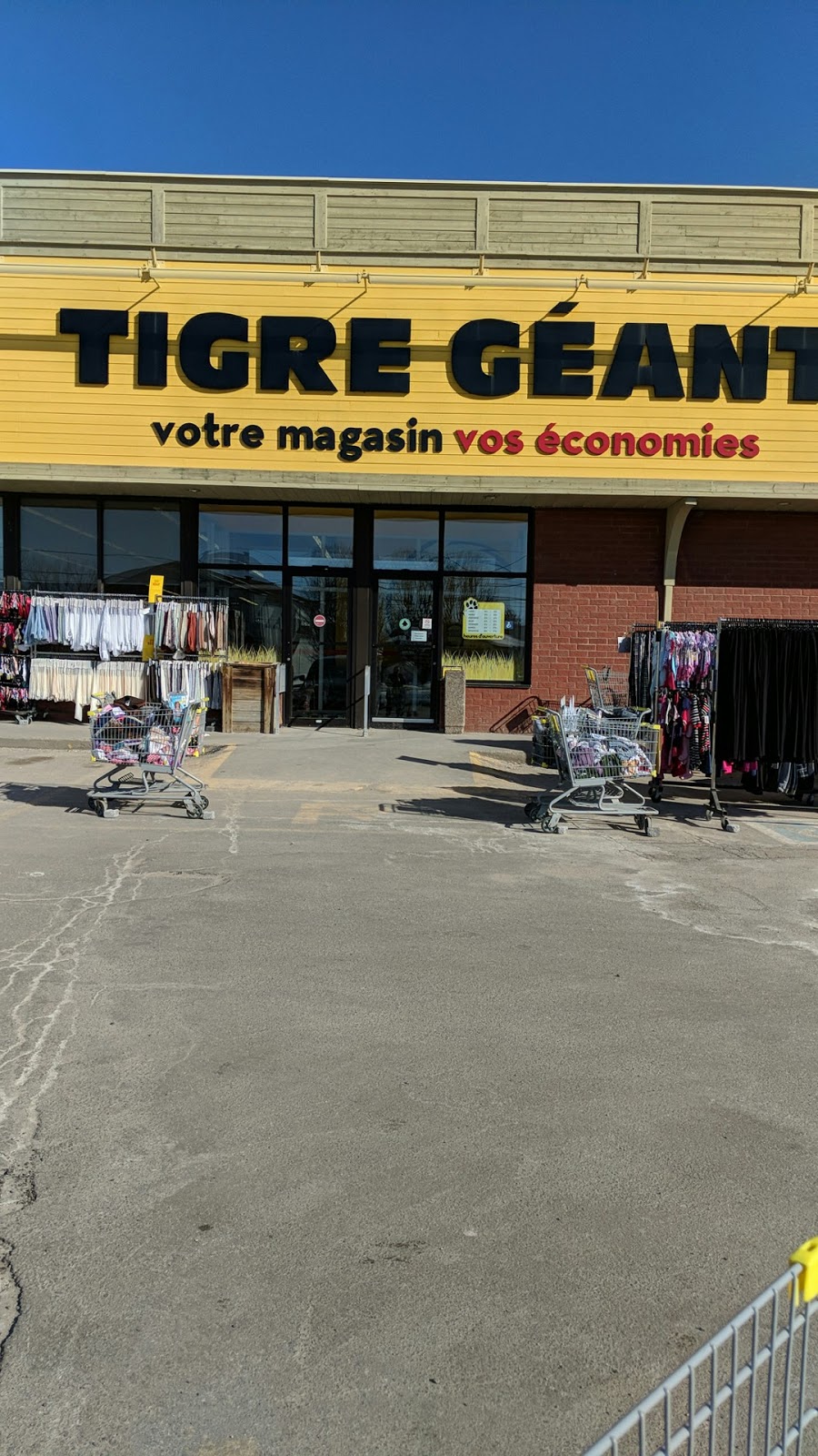 Tigre Géant | 144 Rue Papineau, Papineauville, QC J0V 1R0, Canada | Phone: (819) 427-8163