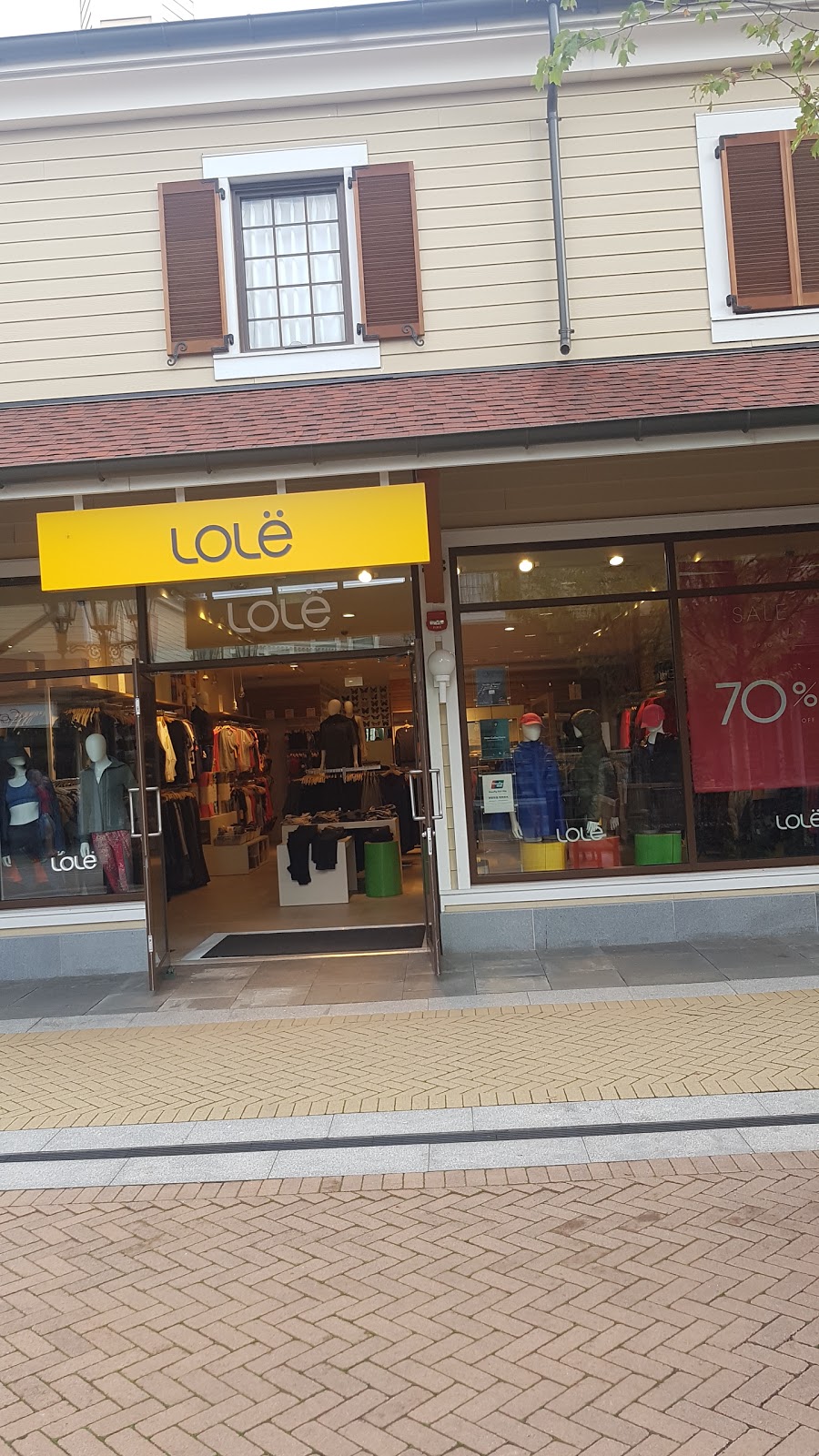 Lolë | 7899 Templeton Station Rd, Richmond, BC V7B 0B7, Canada | Phone: (604) 273-1244