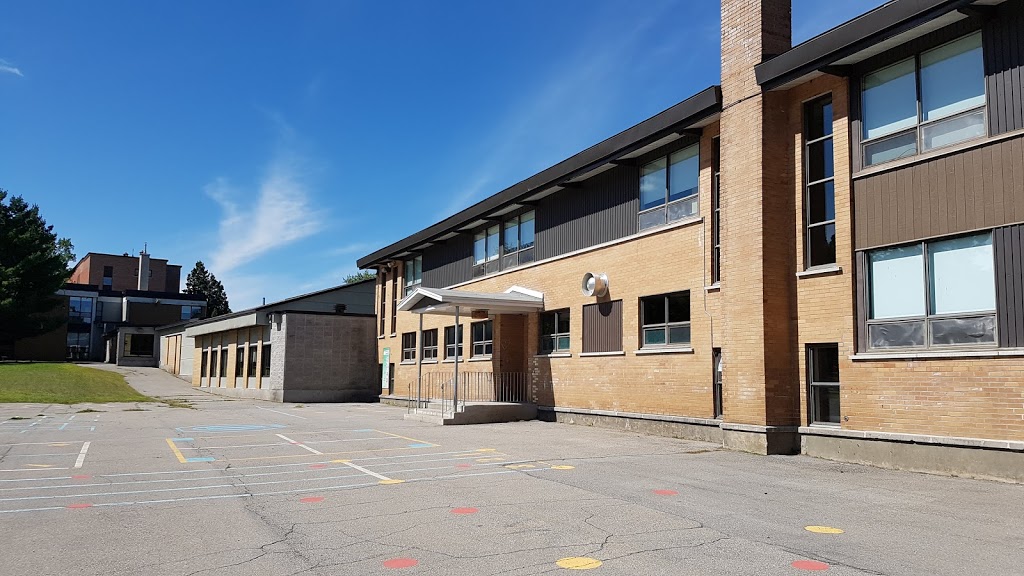 École de lÉpervière | 24 Rue de Lourdes, Rigaud, QC J0P 1P0, Canada | Phone: (514) 477-7005