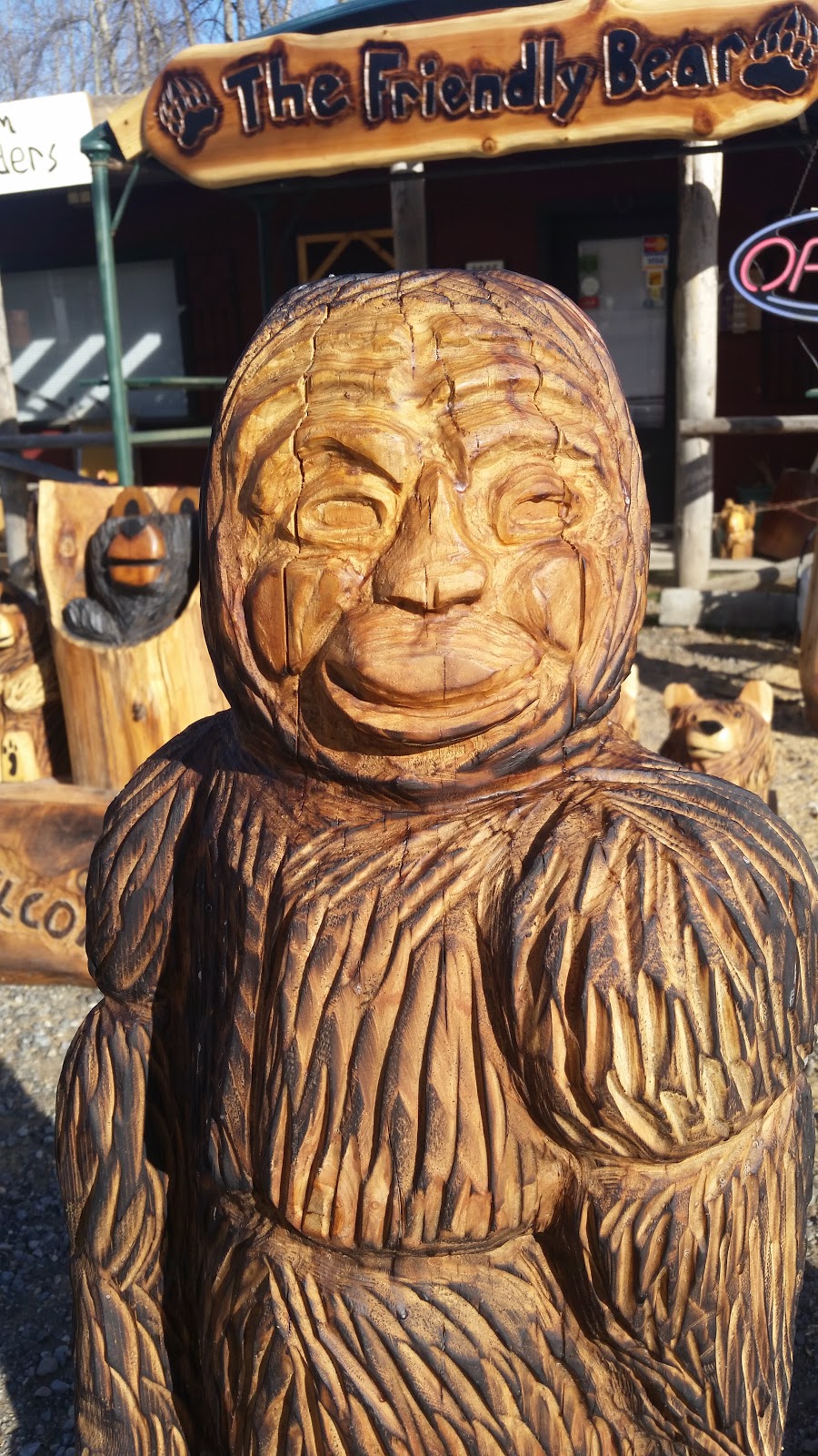 The Friendly Bear Chainsaw Carvings | Crowsnest Hwy, Yahk, BC V0B 2P0, Canada | Phone: (250) 977-5557