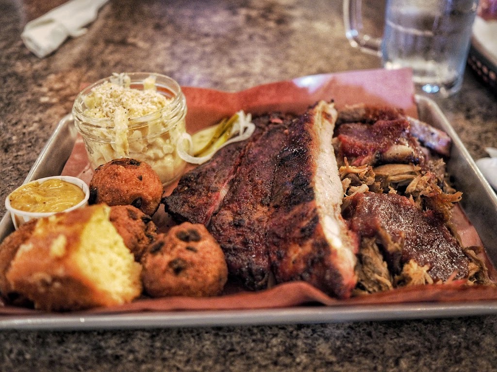 The Lancaster Smokehouse | 574 Lancaster St W, Kitchener, ON N2K 1M3, Canada | Phone: (519) 743-4331