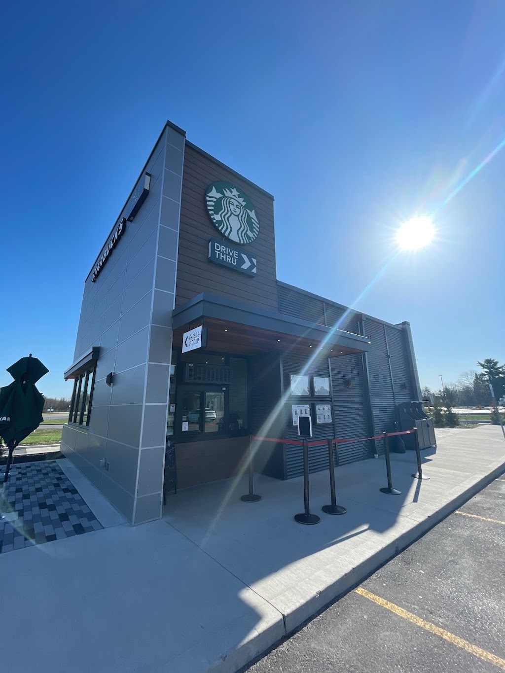 Starbucks Drive Thru | ON-401, Kingston, ON K0H 2H0, Canada | Phone: (613) 634-2300