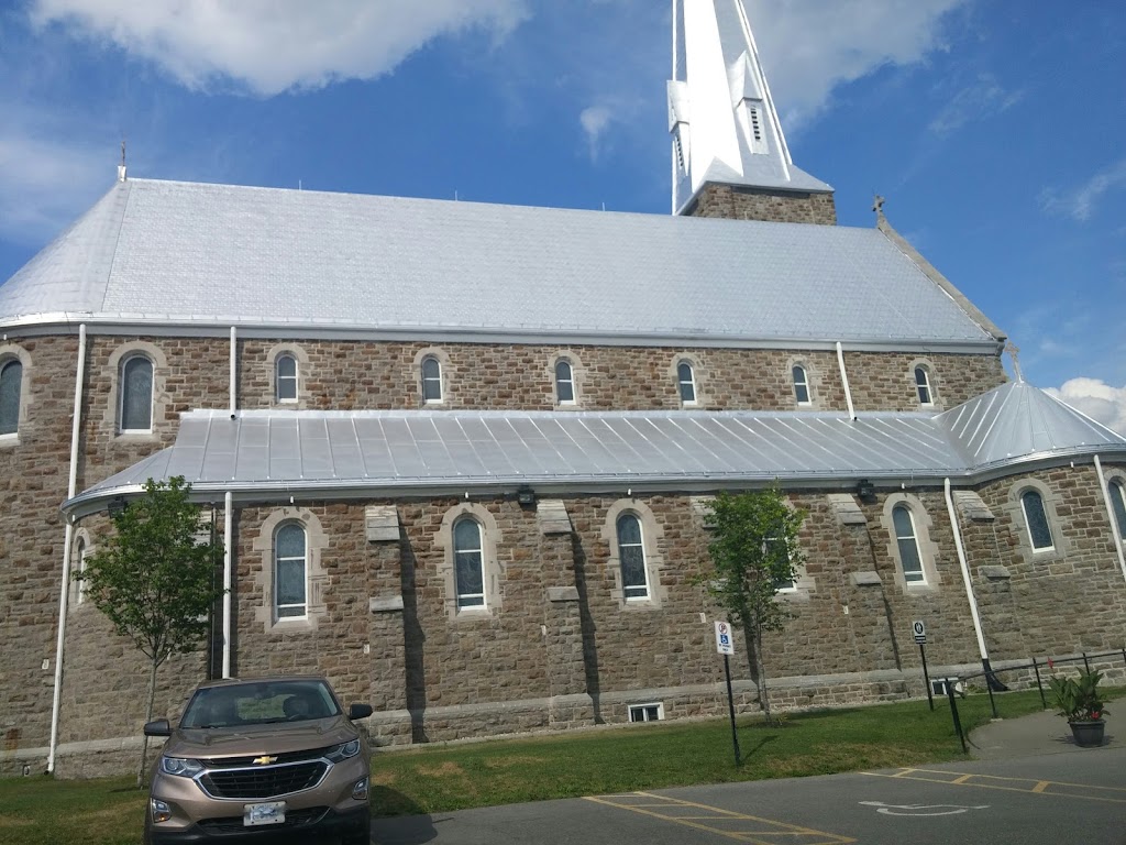 Holy Cross Catholic Church | 503 Clothier St W, Kemptville, ON K0G 1J0, Canada | Phone: (613) 258-3377