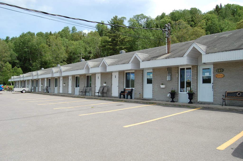 Motel Du Mont trinity | 180 Chem. du Mont-Trinité, Saint-Michel-des-Saints, QC J0K 3B0, Canada | Phone: (877) 833-5467