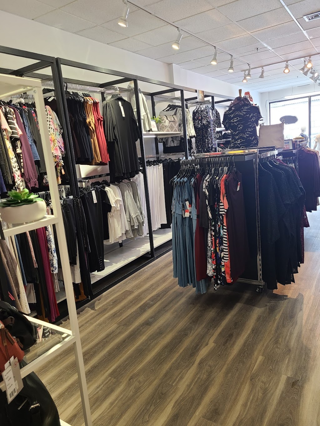 Boutique Au Féminin | 120 Boulevard Bellerose E, Laval, QC H7K 1S7, Canada | Phone: (450) 667-0585