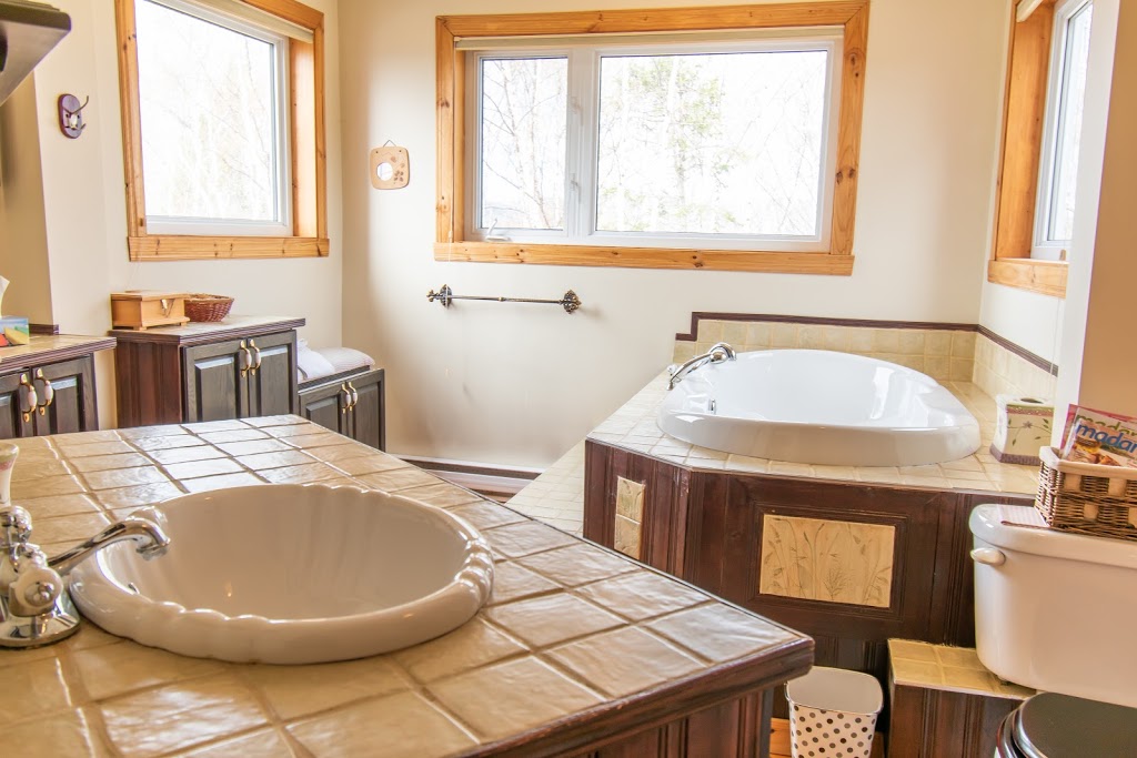 Les sabots du Nord avec spa | 10 Montée Tourlognon, Baie-Saint-Paul, QC G3Z 2E8, Canada | Phone: (833) 355-5685