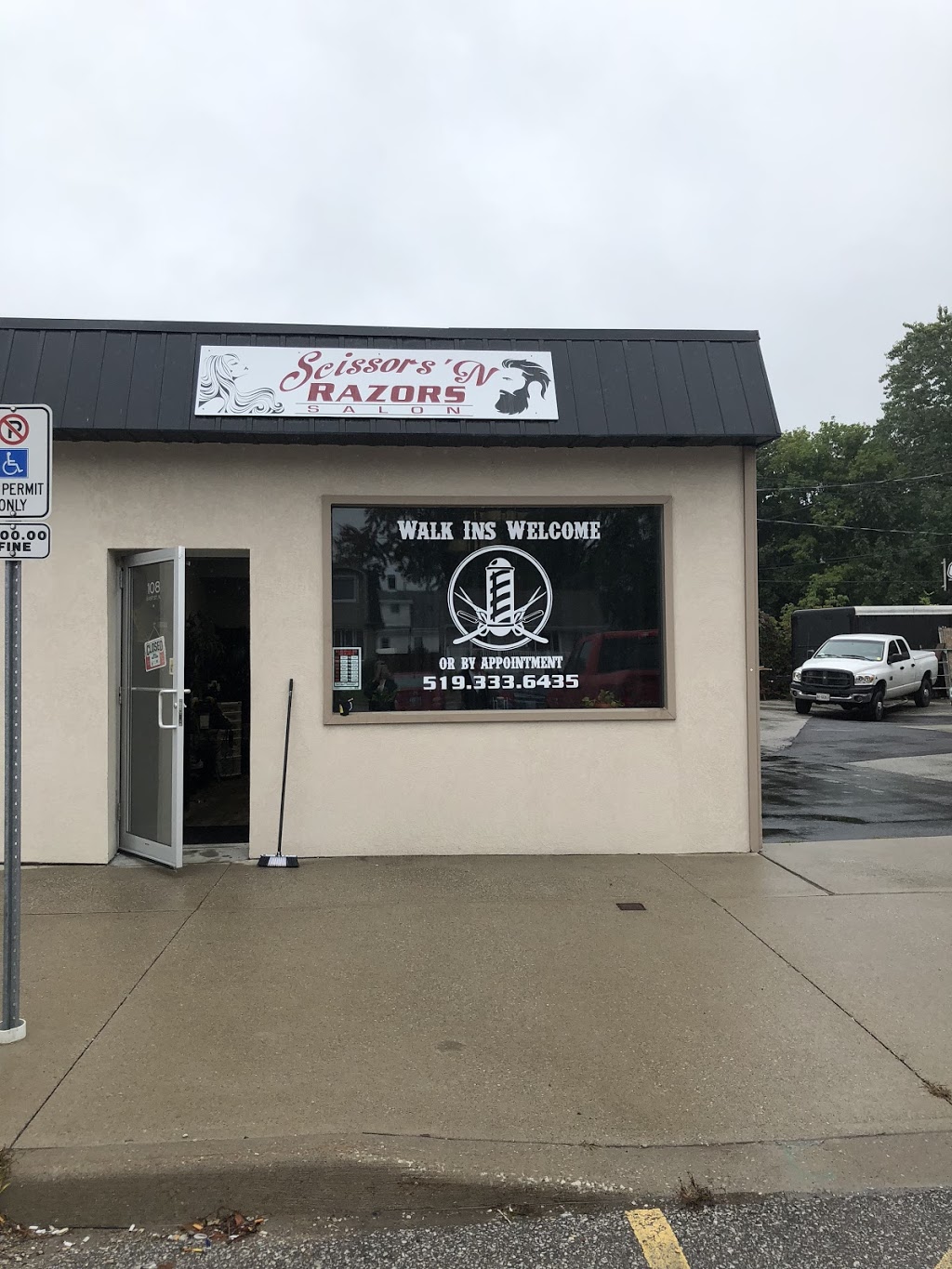 Scissors N Razors Salon | 108 East Street N, Sarnia, ON N7T 3R1, Canada | Phone: (519) 333-6435