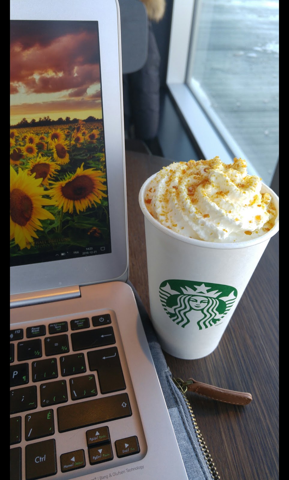 Starbucks | 2500 Boulevard des Laurentides, Laval, QC H7K 3G5, Canada | Phone: (438) 923-2192