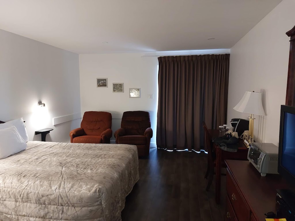 Complexe Hotelier Pelchat - Hotel Les Escoumins | 445 QC-138, Les Escoumins, QC G0T 1K0, Canada | Phone: (418) 233-2401