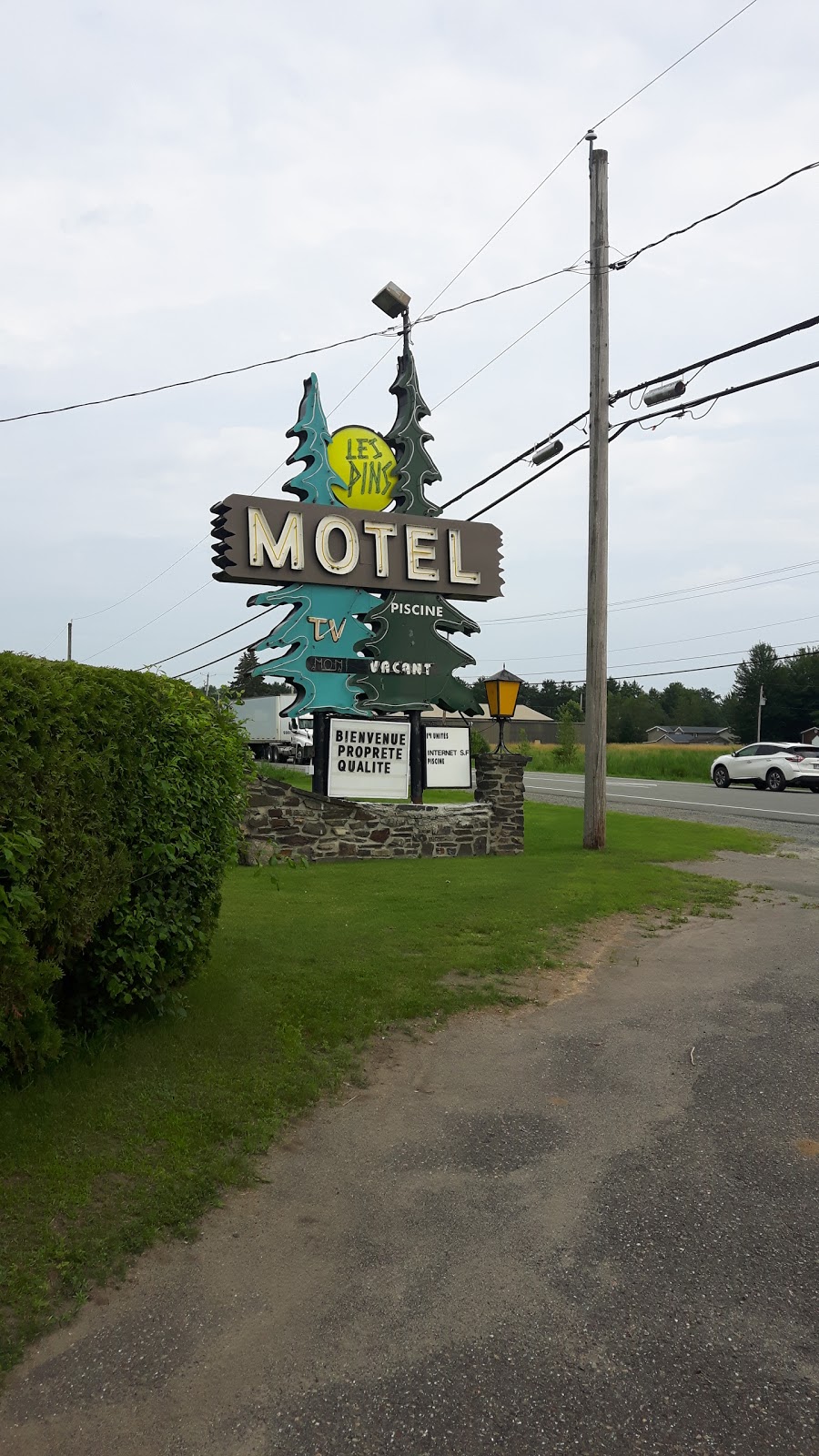 Motel Les Pins | 1523 Rue Principale, Granby, QC J2J 0S4, Canada | Phone: (450) 378-0793