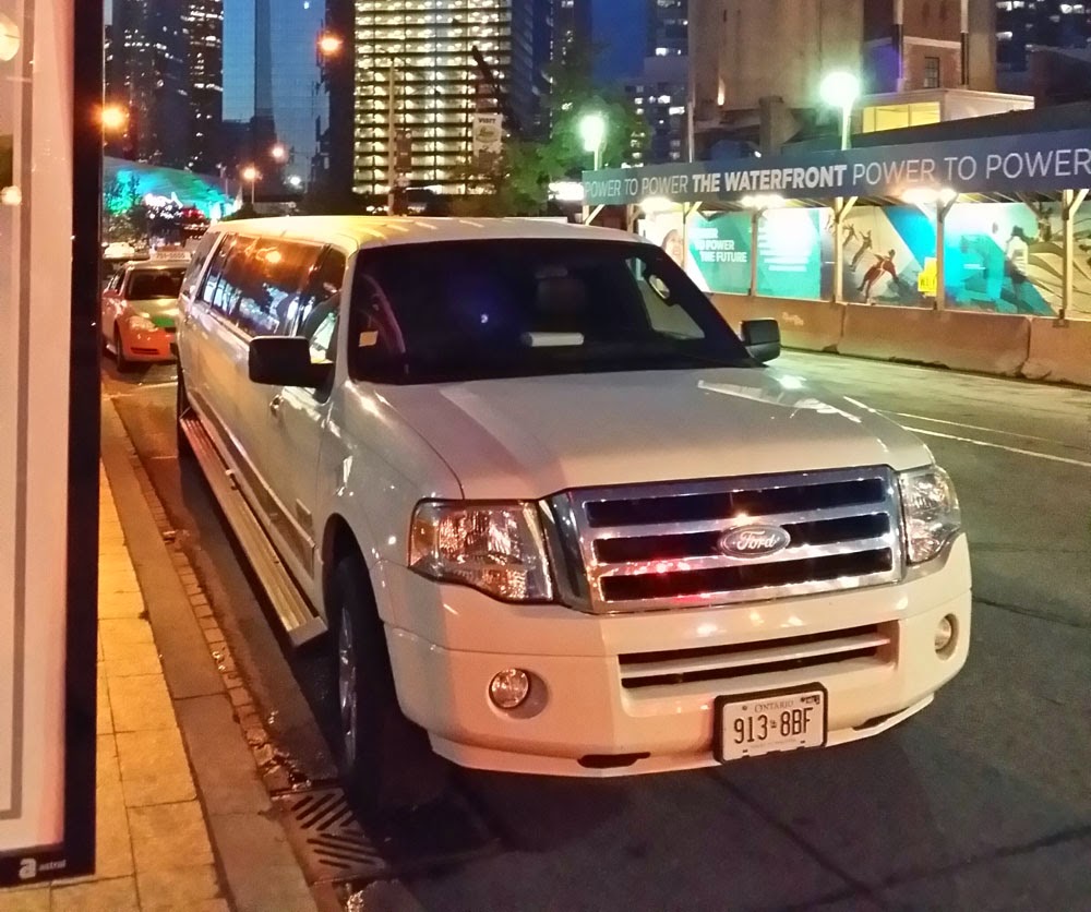 Leisure Limousine Mississauga | 6885 Davand Dr, Mississauga, ON L5T 1J5, Canada | Phone: (905) 488-3529