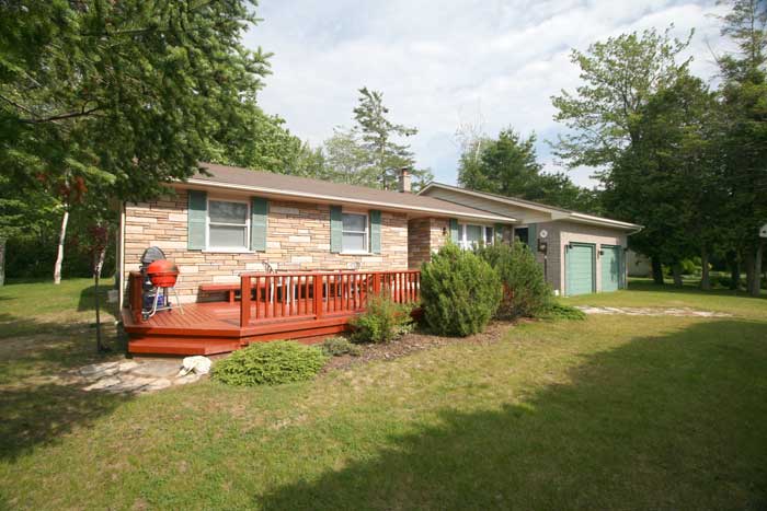 Sunflower Cottage at Sauble Beach | 158 Albemarle Crescent, Sauble Beach, ON N0H 2G0, Canada | Phone: (647) 478-6163