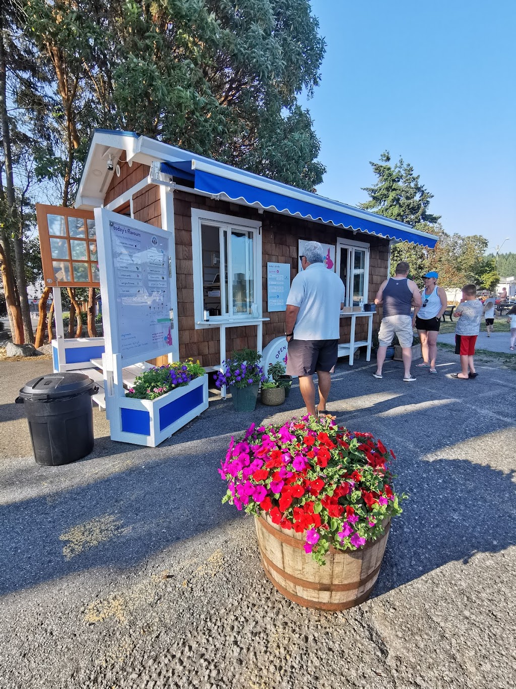 e.b.s Ice Cream Shop | 5482 Wharf Ave, Sechelt, BC V0N 3A0, Canada | Phone: (778) 318-0344