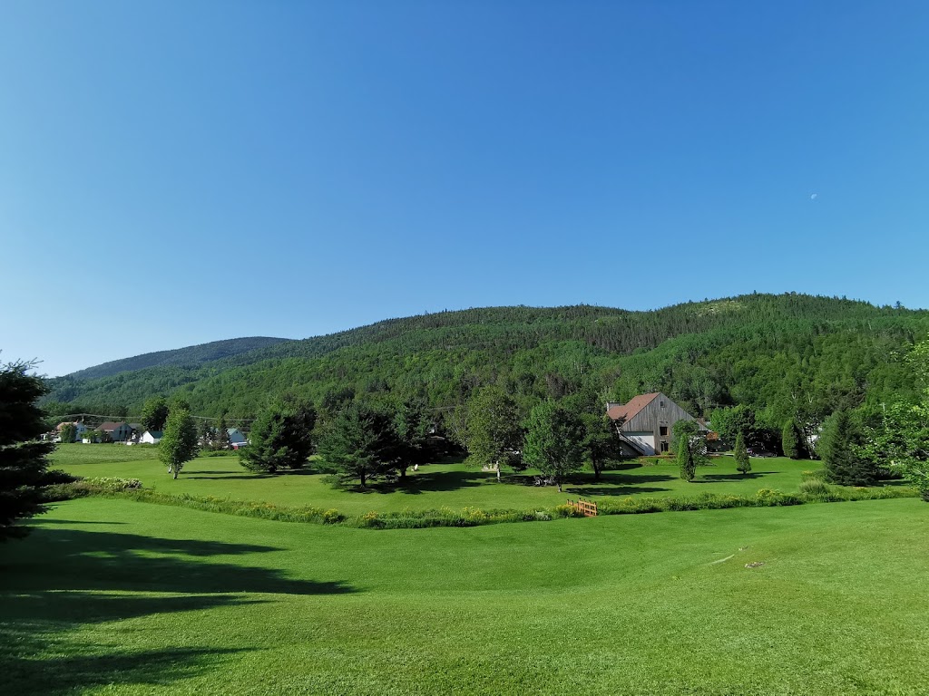 Auberge du Jardin | 71 Rue Dumas, Petit-Saguenay, QC G0V 1N0, Canada | Phone: (418) 272-3444