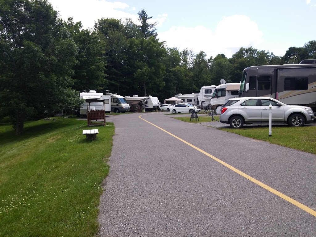 Camping De La Rive | 45 Rue Sansregret, Saint-Charles-Borromée, QC J6E 7Y8, Canada | Phone: (450) 755-6555